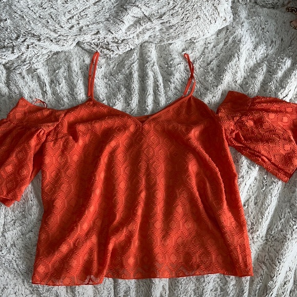 50% OFF NWOT. GUESS off the shoulder top - Picture 2 of 4